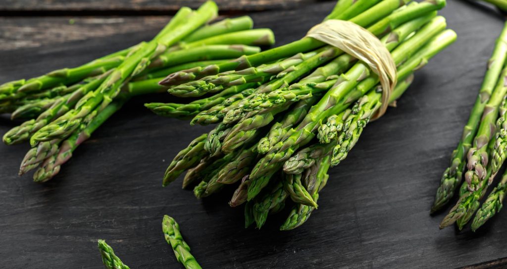 bundled raw asparagus