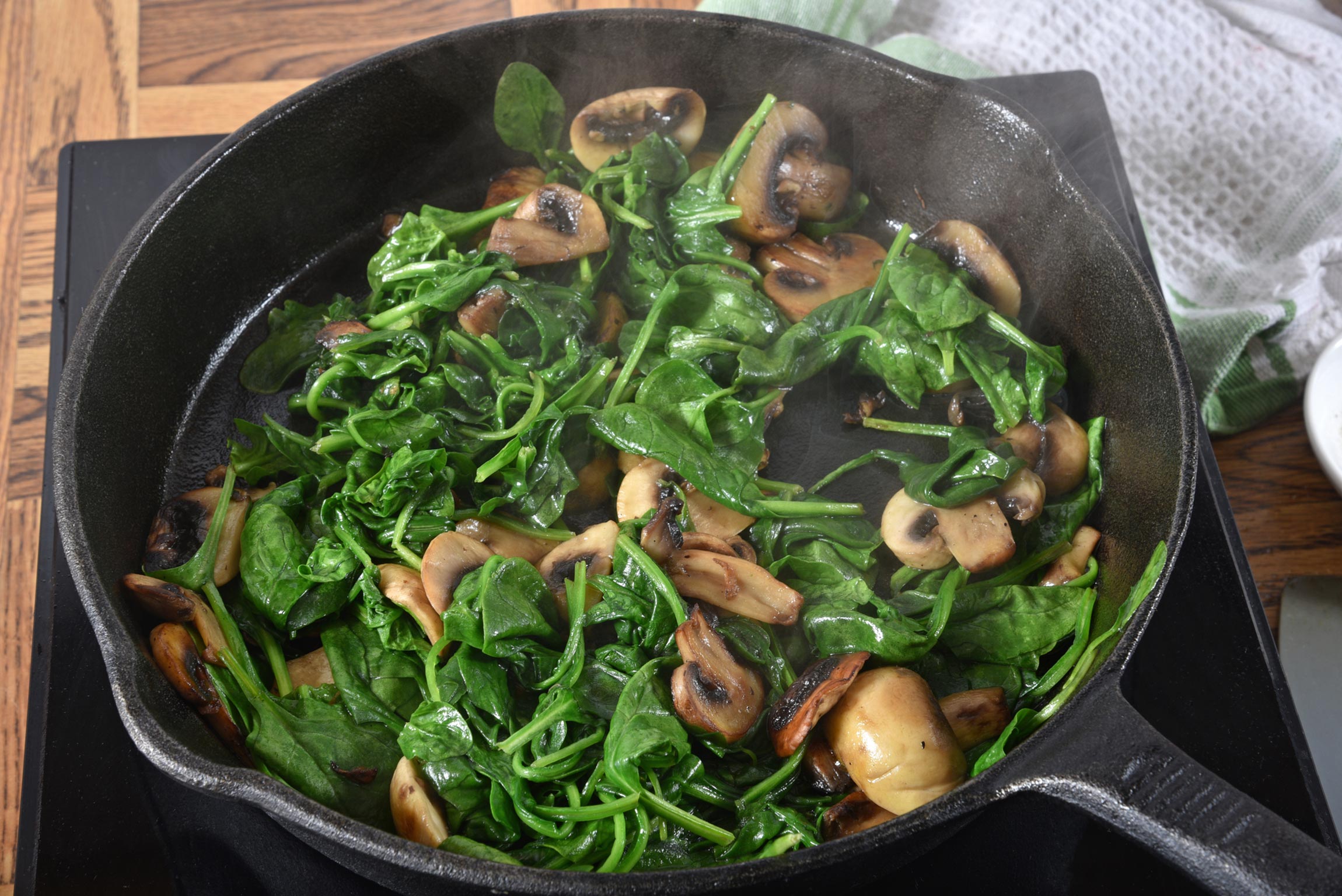 Шпинат грибы сливки. Шпинат с грибами. Cooked Raw Iron. Тушону сырую можно есть.