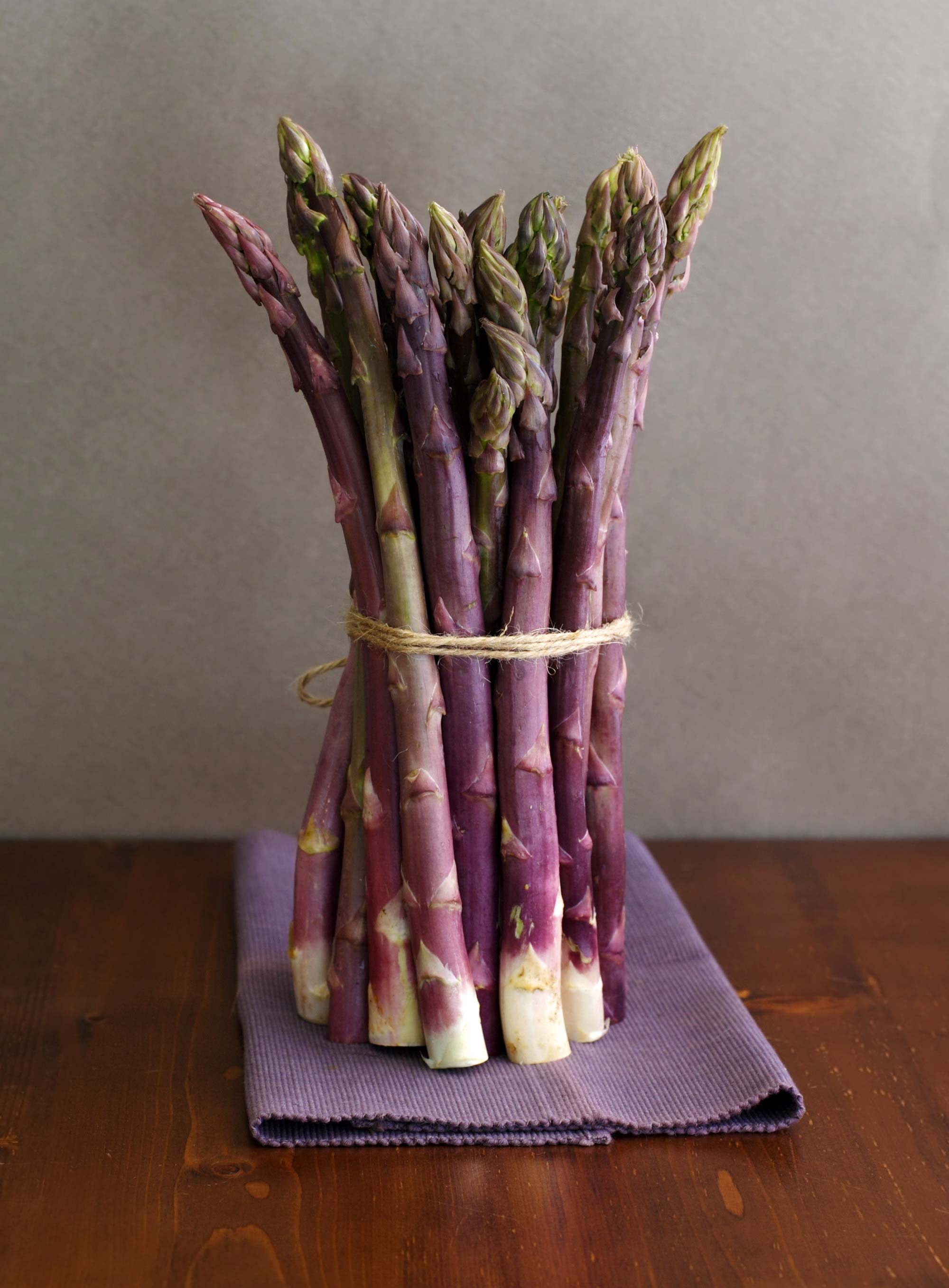 mazzo di asparagi viola