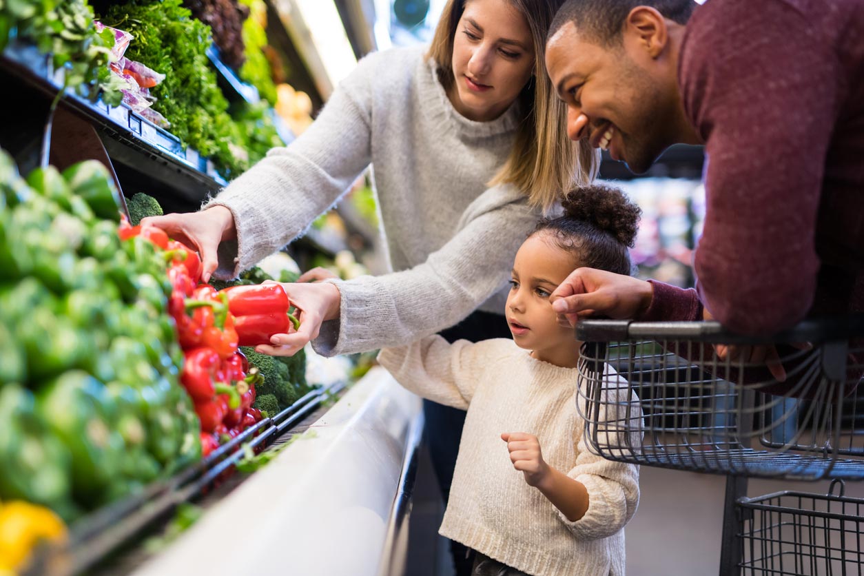 parents grocery shopping with daughter