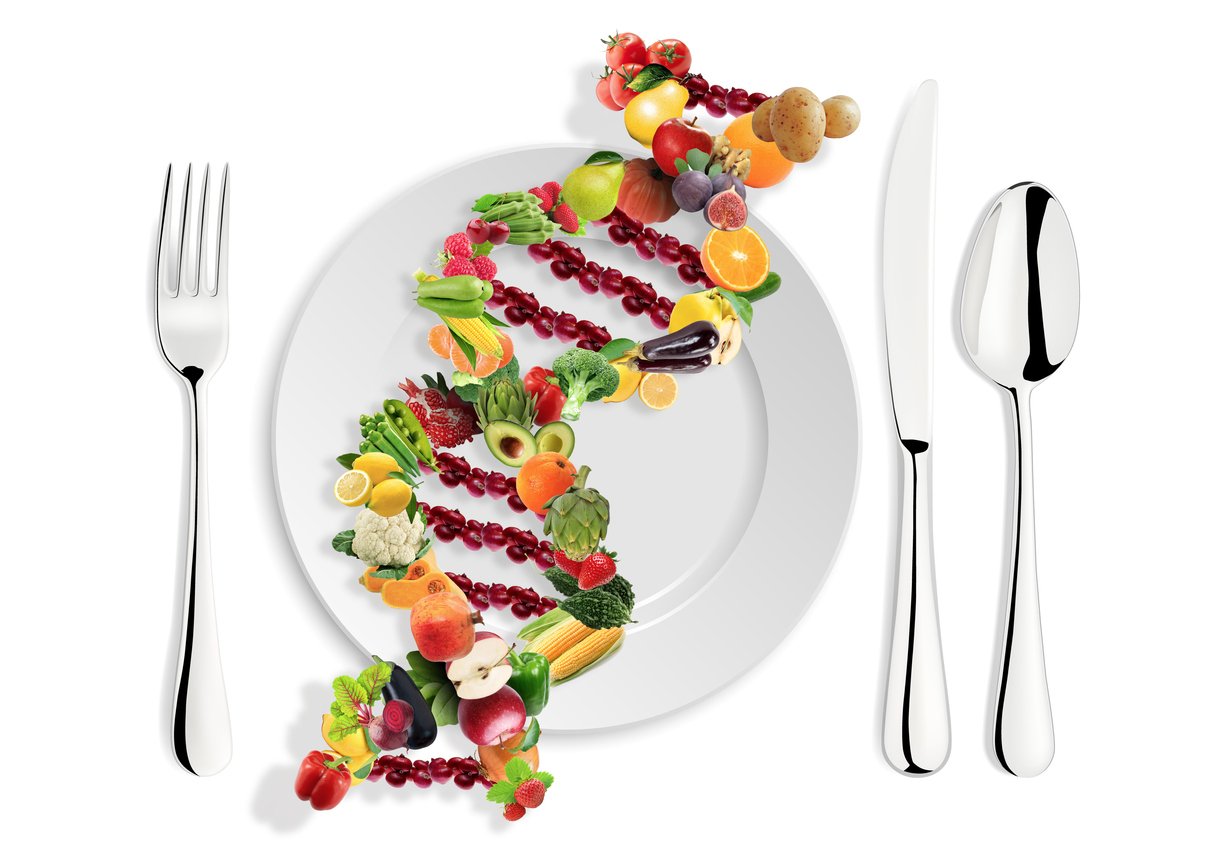 營養基因學的概念用健康的新鮮蔬菜和水果做成的盤子里的DNA鏈
