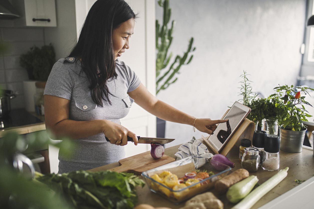  mujer cocinando comida saludable