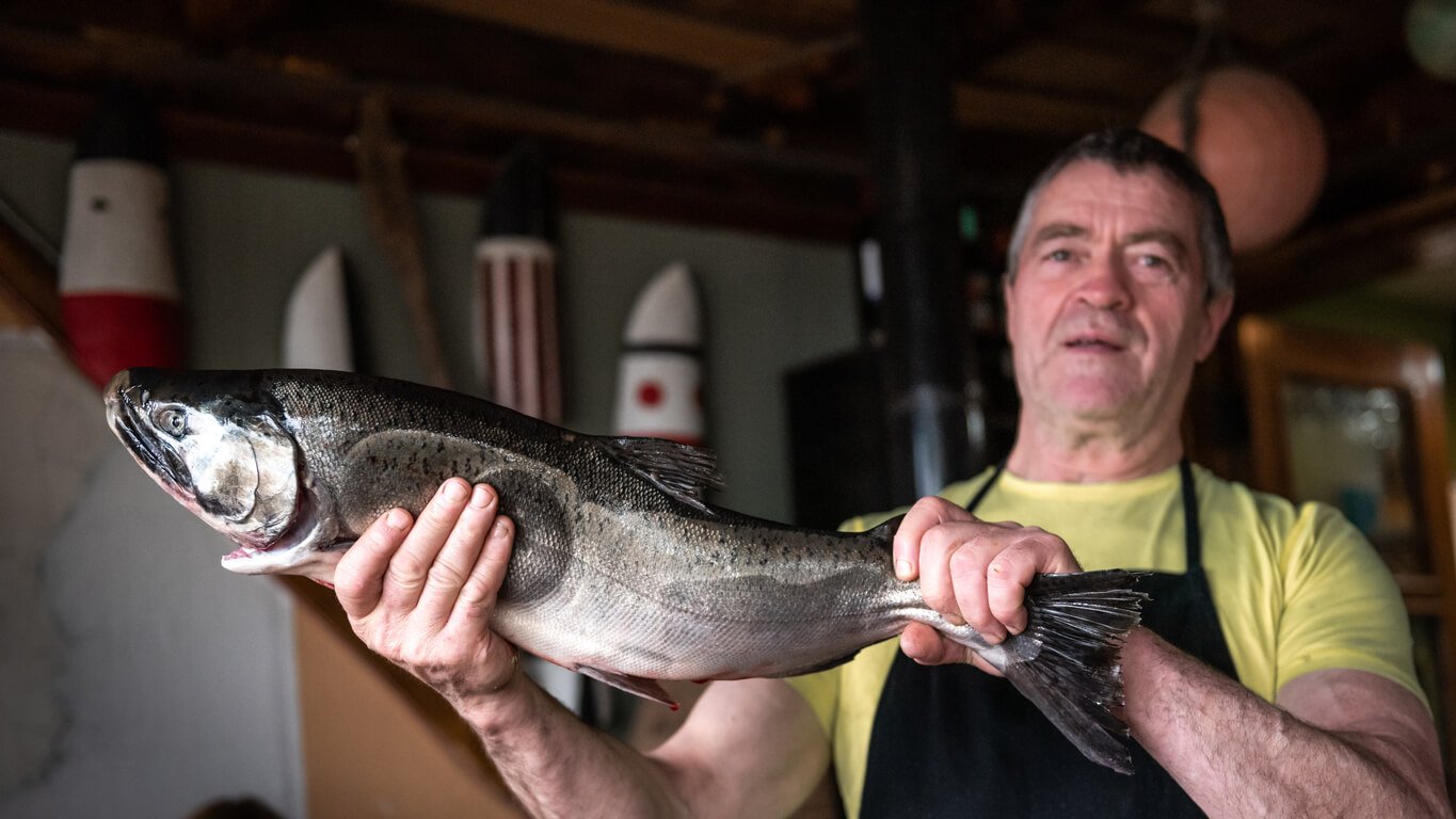 男子手持大魚