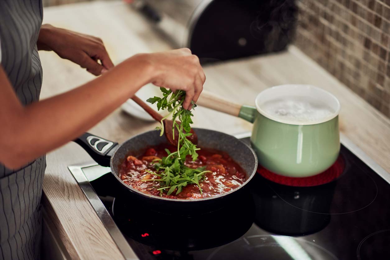 Making homemade tomato pasta sauce