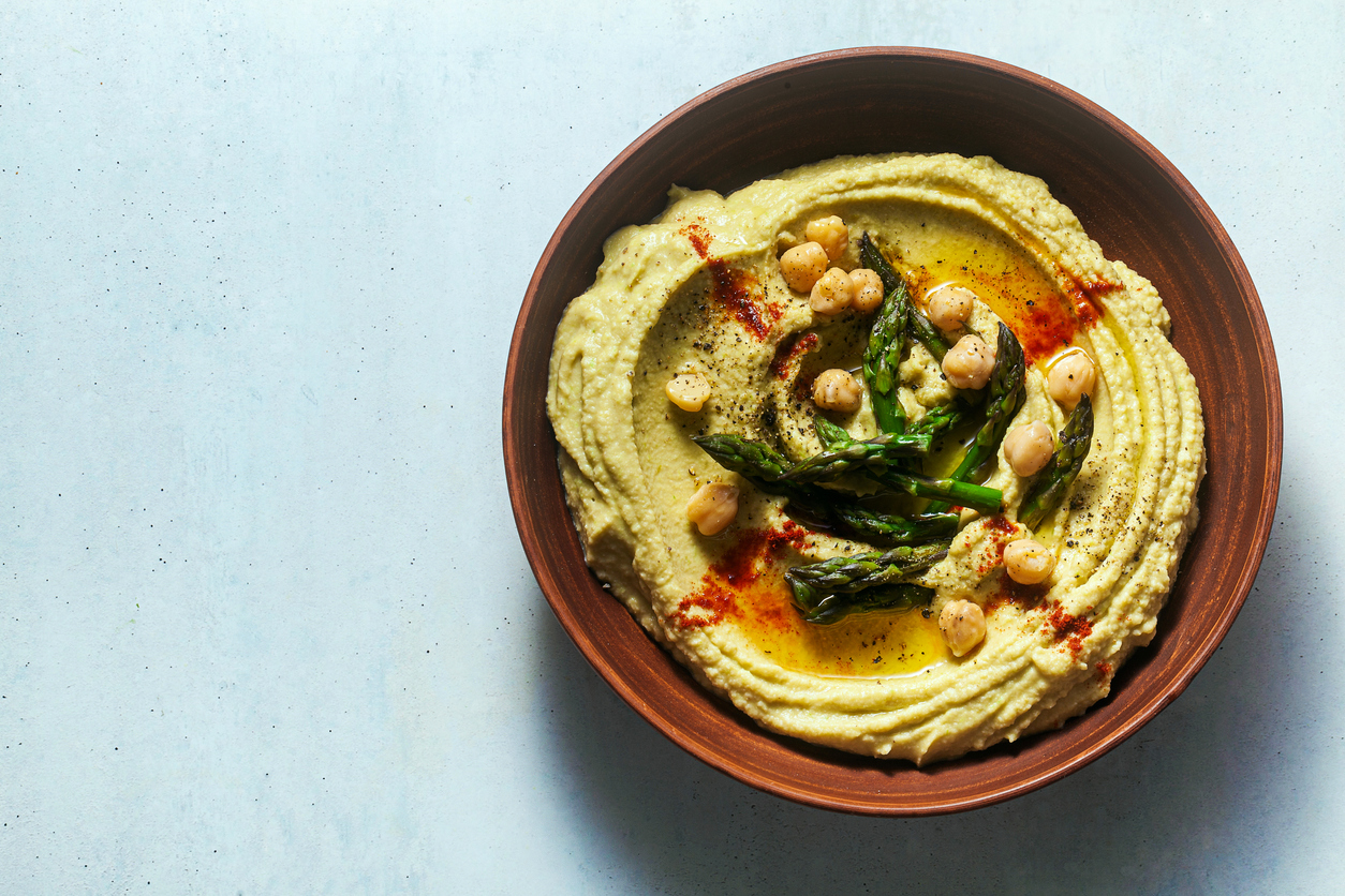 hummus with green asparagus. spring alternative recipe