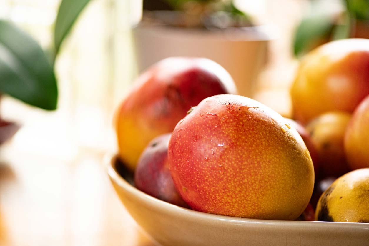 ripe mangoes in a bowl