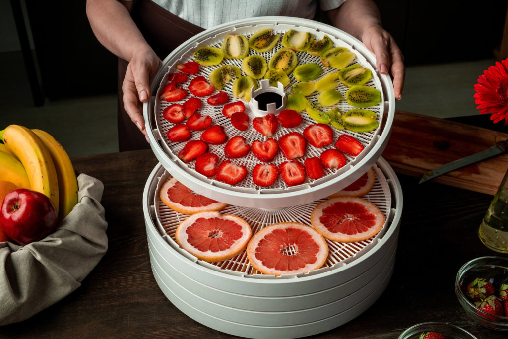 Stacking dehydrating food in a vertical food dehydrator
