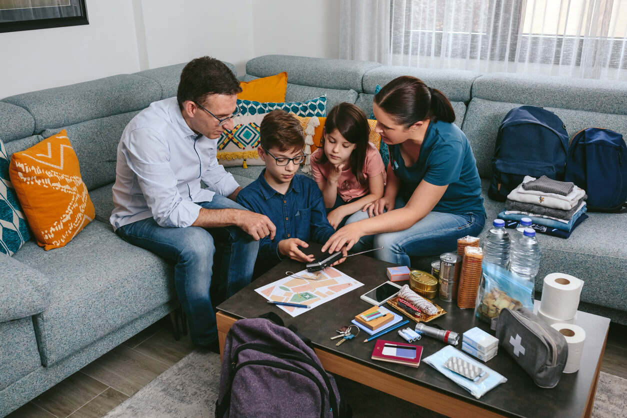 mother explaining to her children how to use the radio in an emergency