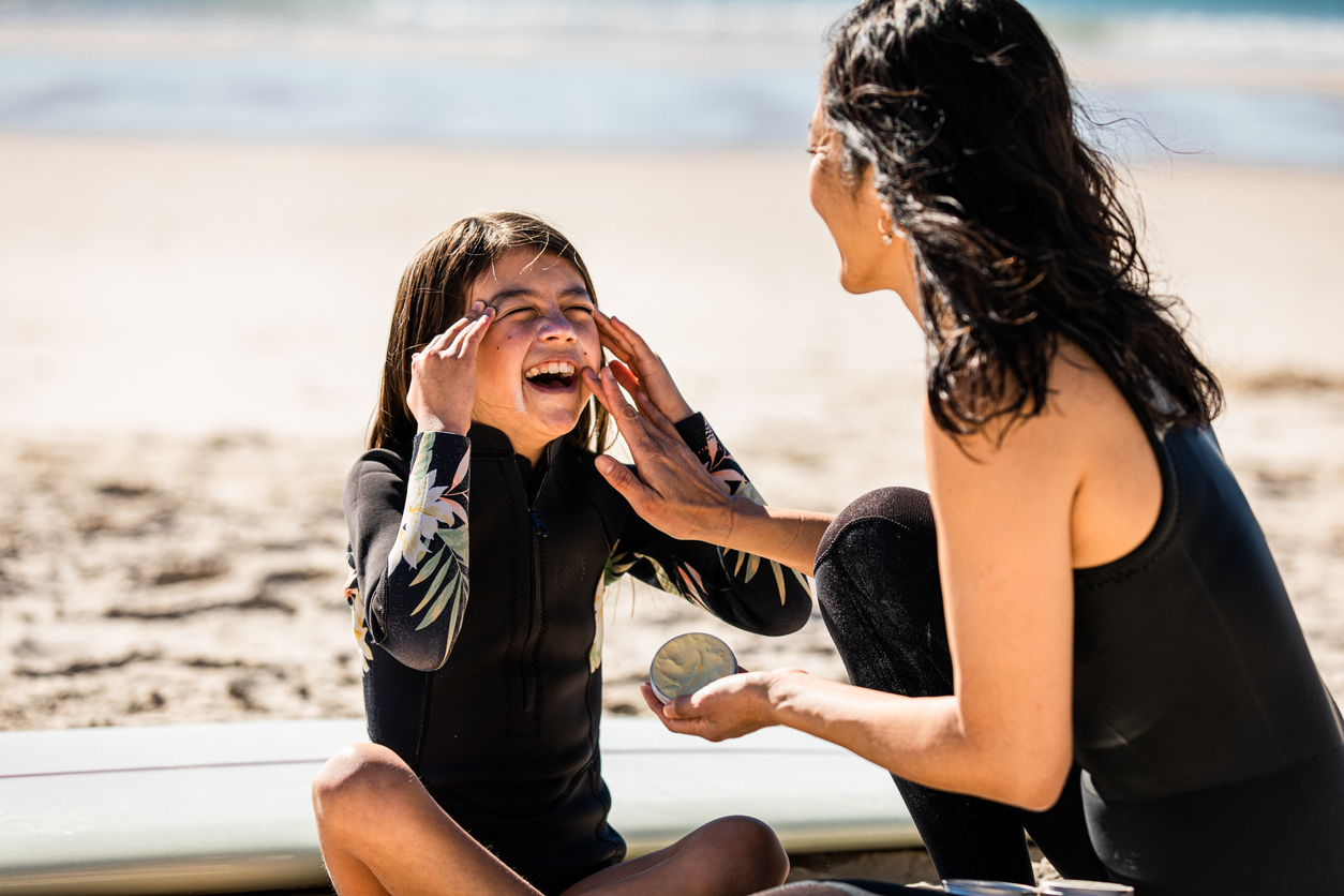 Aussie mums helps her daughter apply natural sunscreen