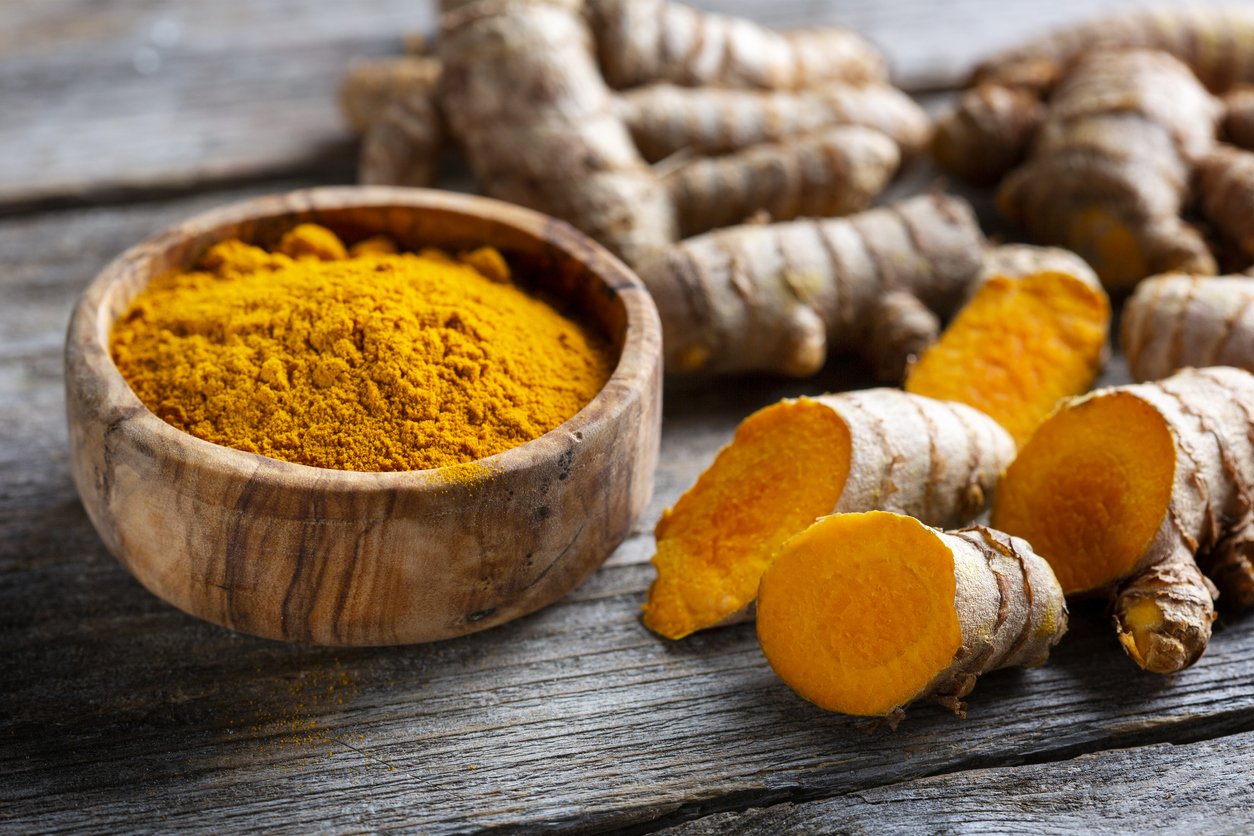 Curcuma longa, powder and rhizomes. Complementary medicine