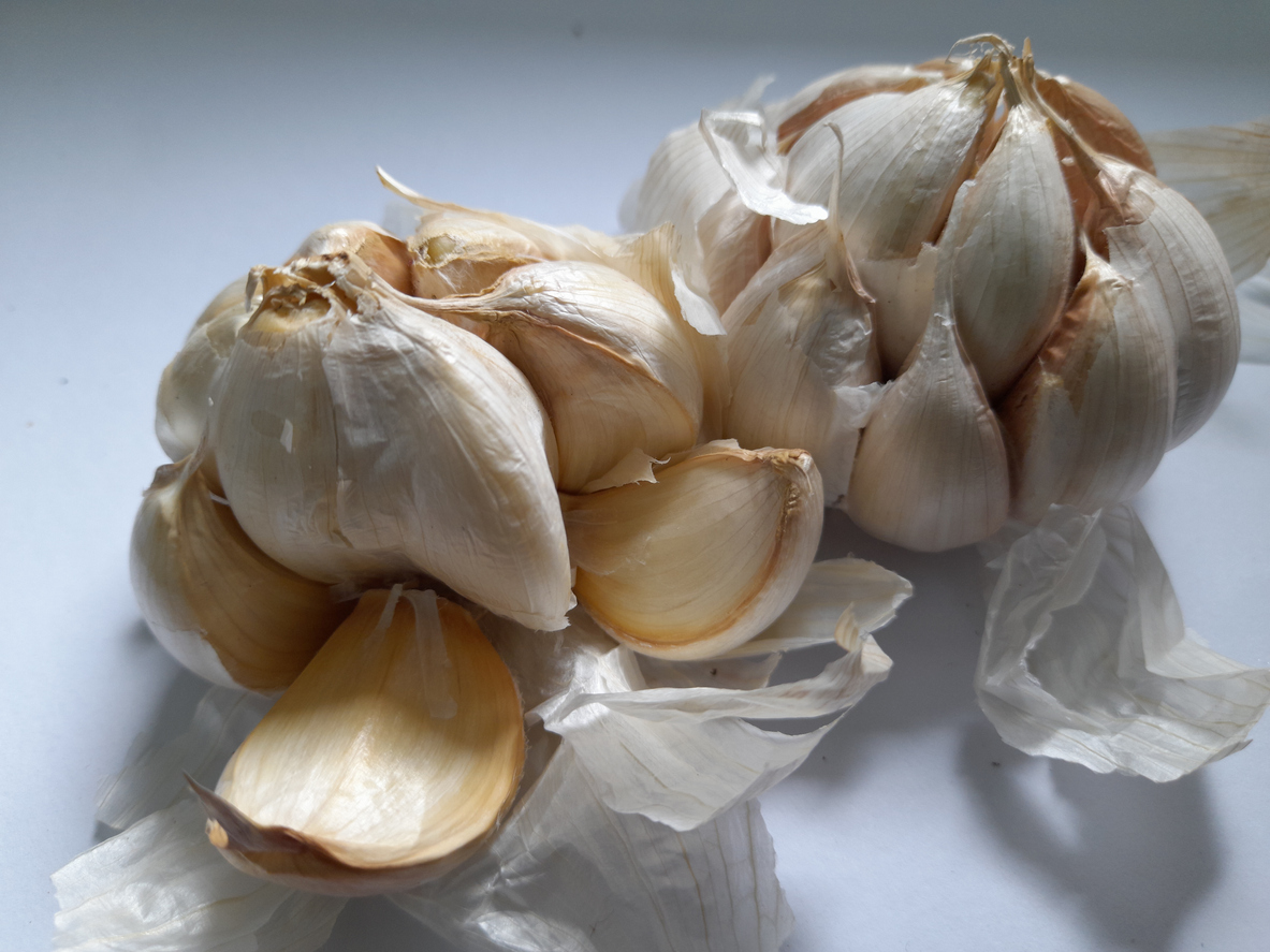 Fresh garlic ready to be peeled and cooked