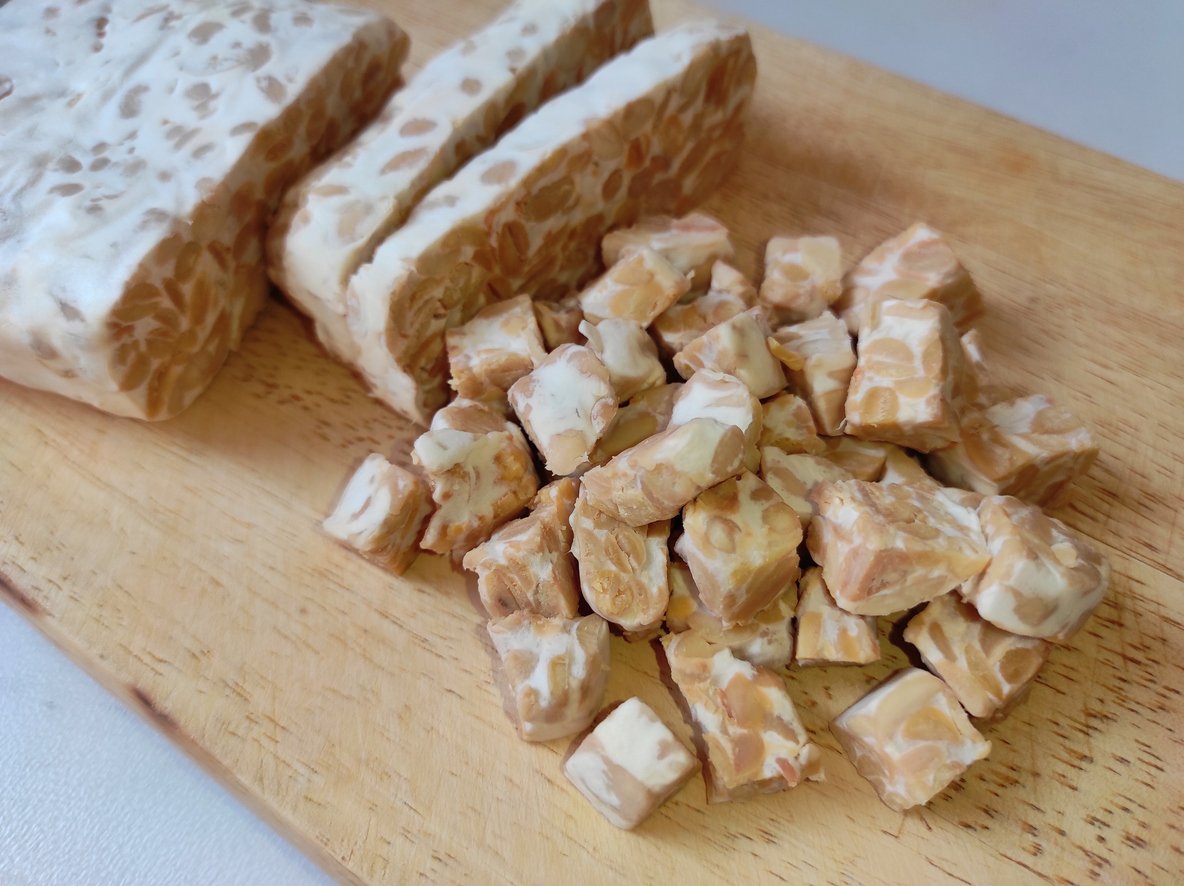 Slices of  "tempeh mentah", raw tempeh