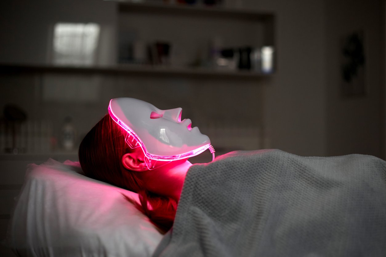 Red light therapy face mask device