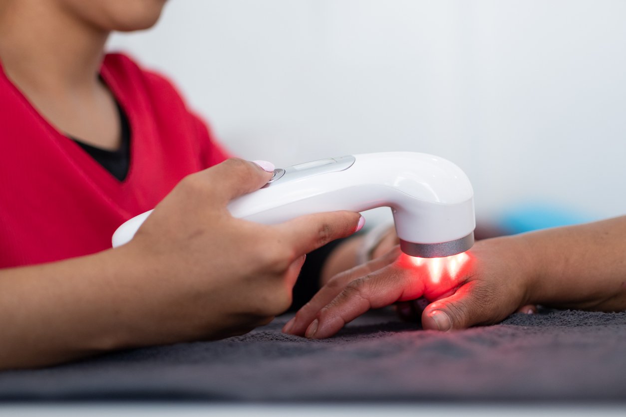 Handheld red light therapy unit