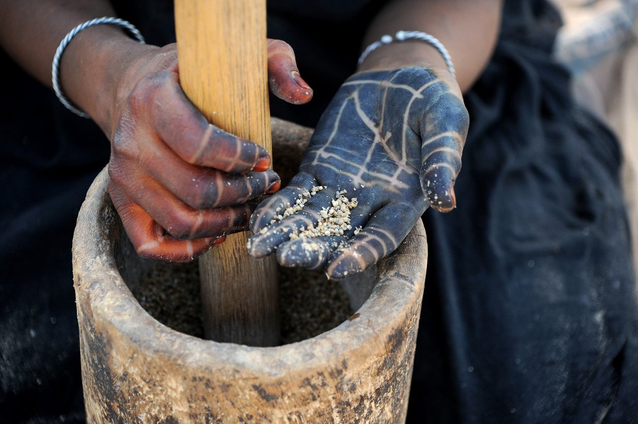 Millet grinding hands