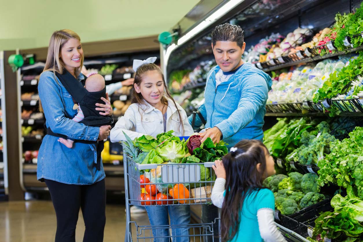 Семья купила продукты. Семья в супермаркете. Большая семья в супермаркете. Ребенок покупатель. Ребёнок и мама с овощами.