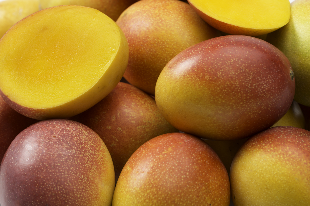 Mangoes composition (fullframe)