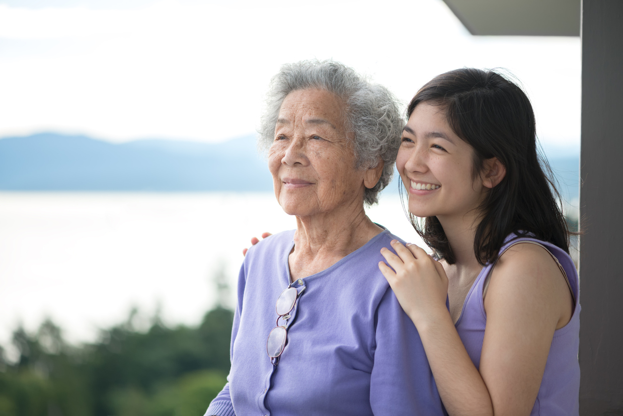 亞裔老年婦女和孫女在陽台上欣賞風景