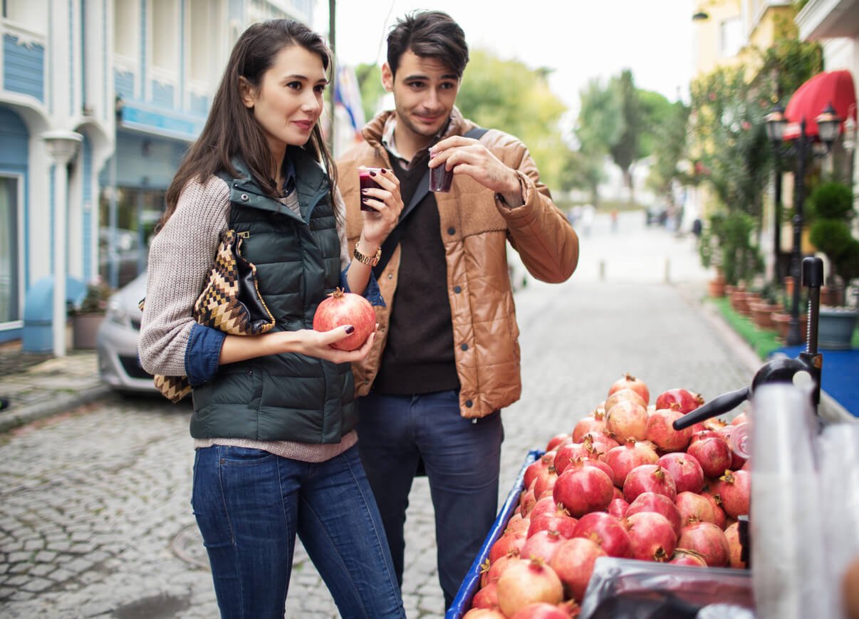 couple buying juice from the food vendor