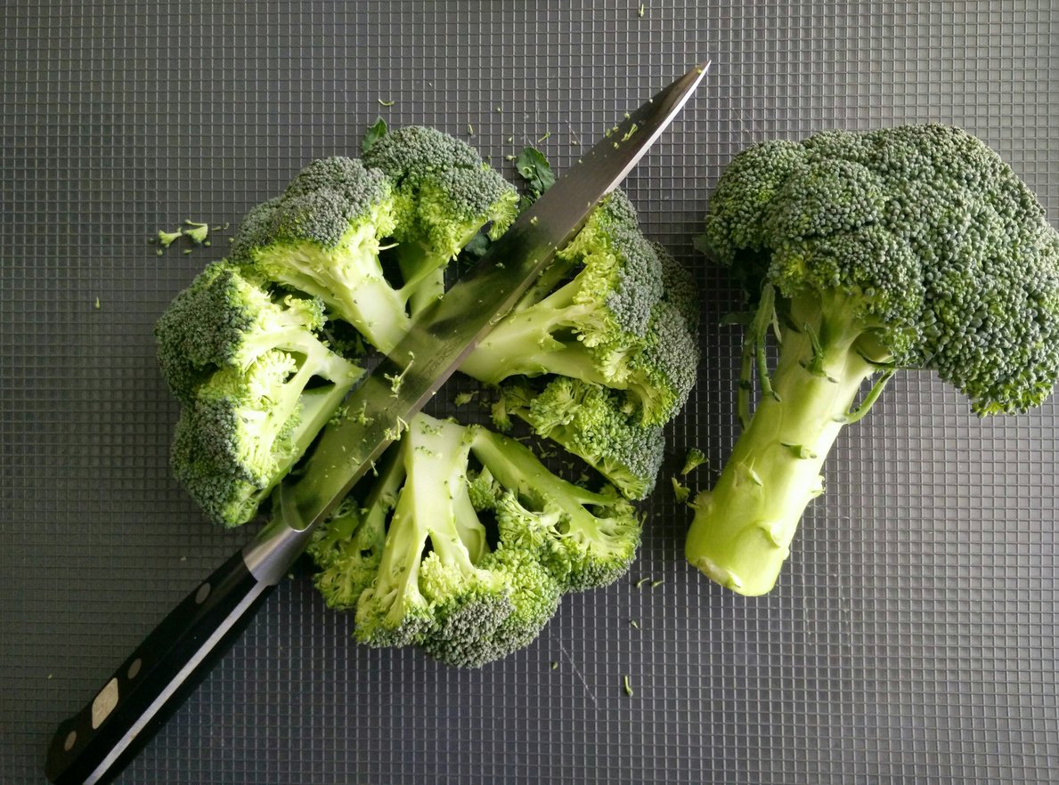 Cutting broccoli