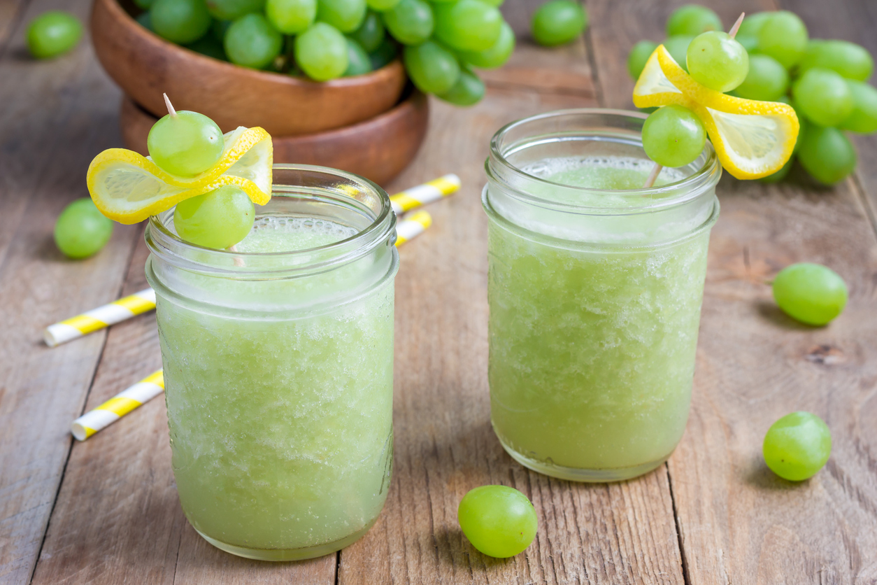 玻璃瓶裝綠葡萄、檸檬和蜂蜜健康冰沙