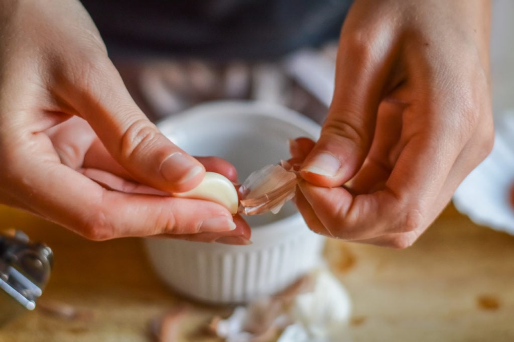 Peeling garlic by hand