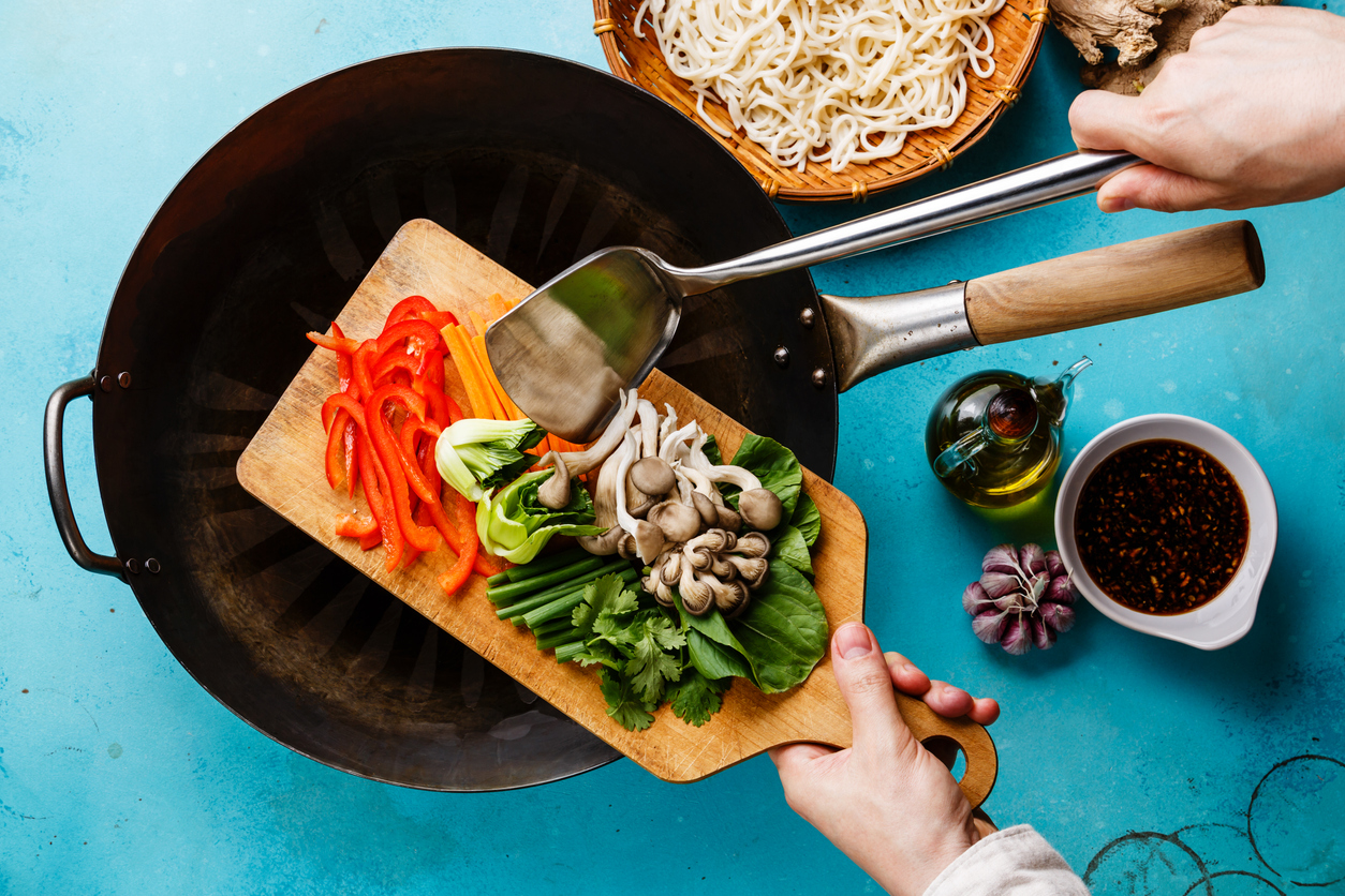 Cooking process Udon noodles with oyster mushrooms and vegetables
