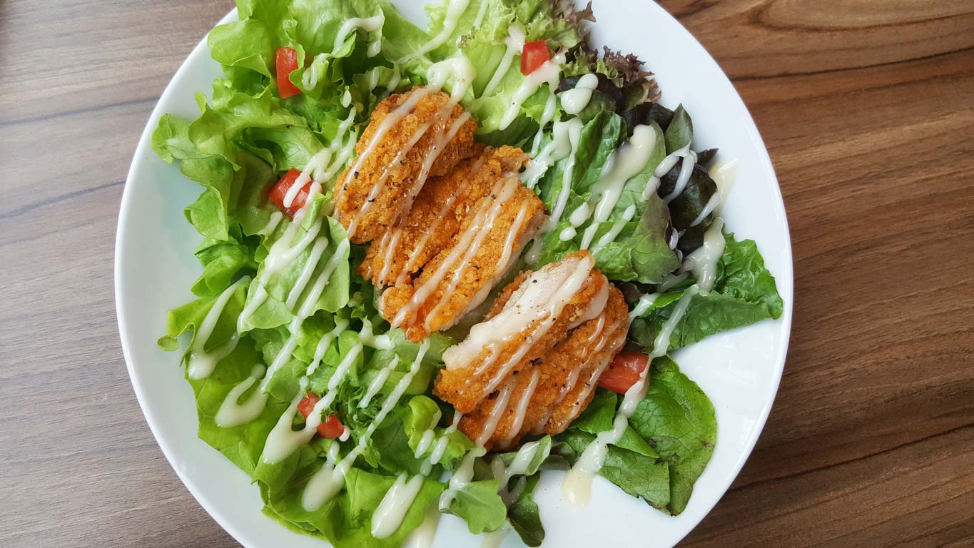 Fried chicken salad with ranch