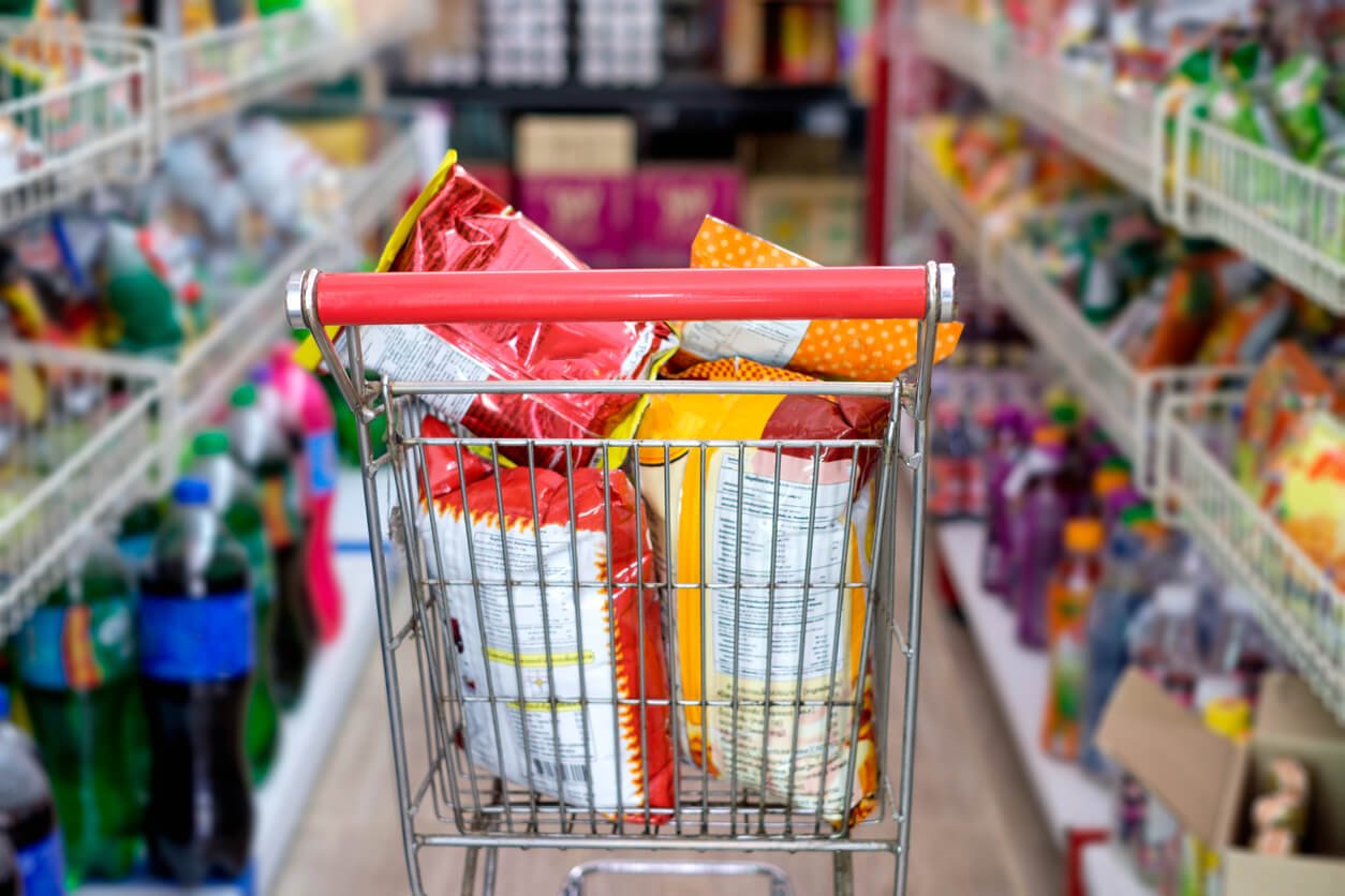 snack packs in shopping cart at store