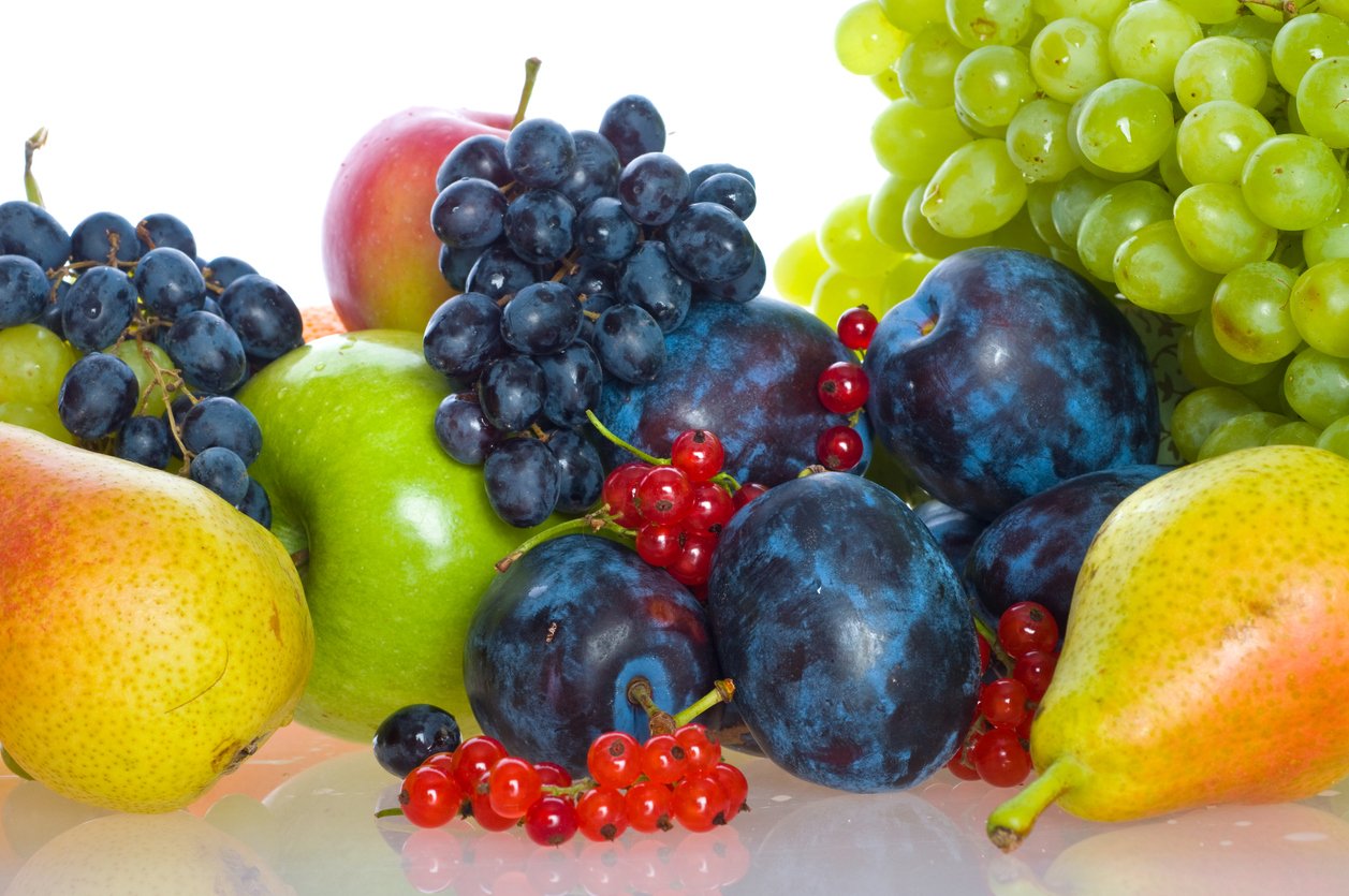 新鮮水果和漿果。隔離在白色背景上